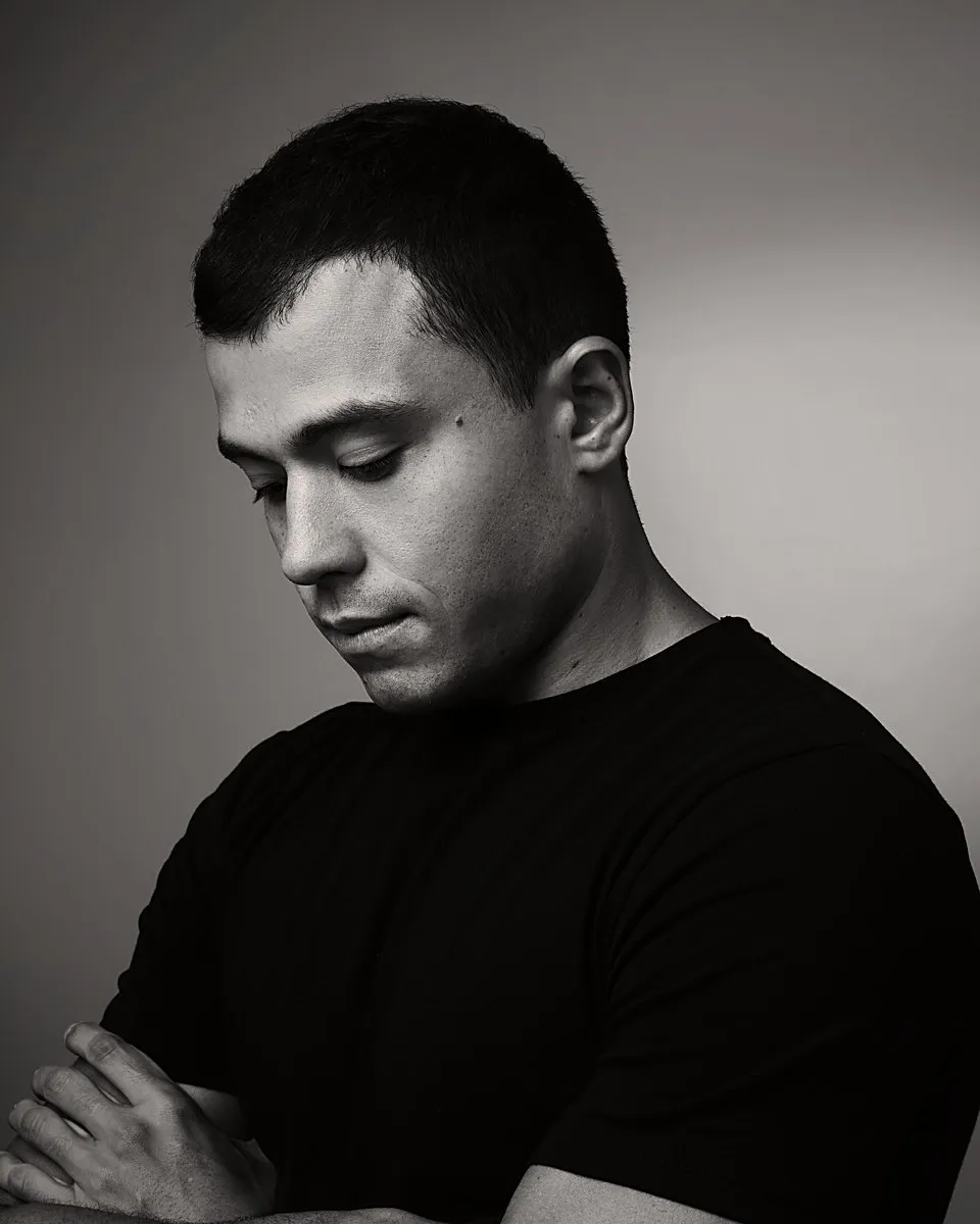 Lucas Mooneyhan, retrato em preto e branco.